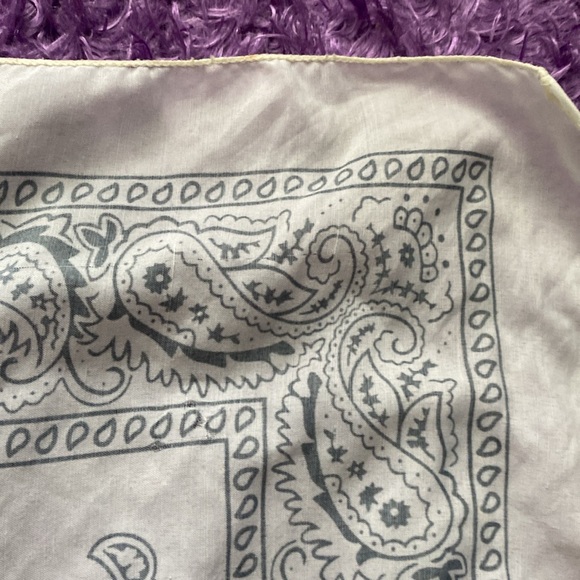 White and black paisley bandana / kerchief - Picture 17 of 17